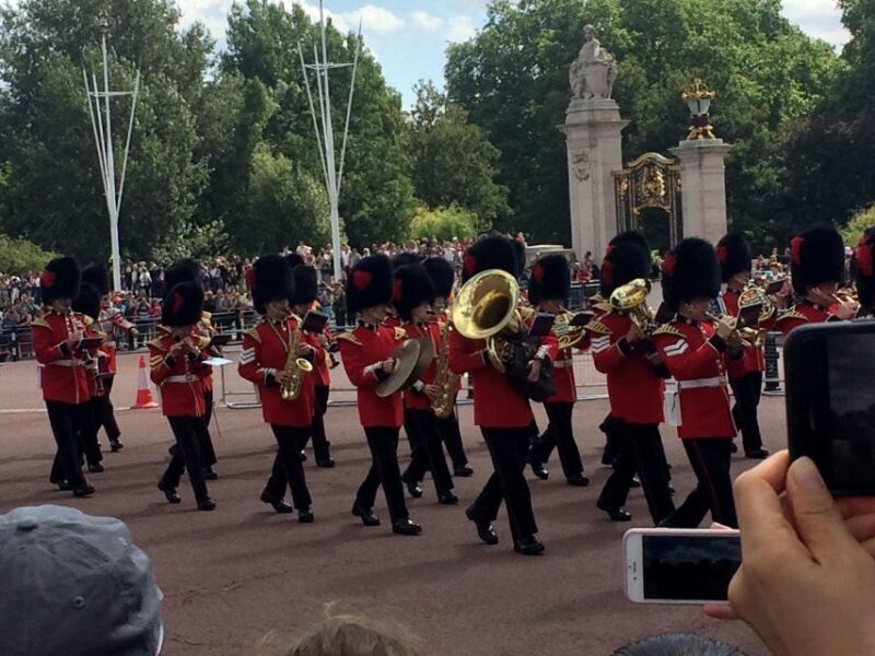 London: Royalty Walking Tour with Changing of The Guard - Westminster Abbey and Final Stop