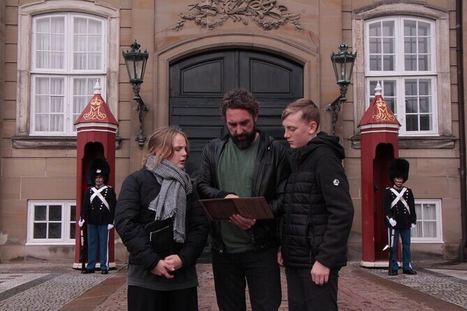 London Self-Guided Murder Mystery Tour by Buckingham Palace - Getting to Know the Tour