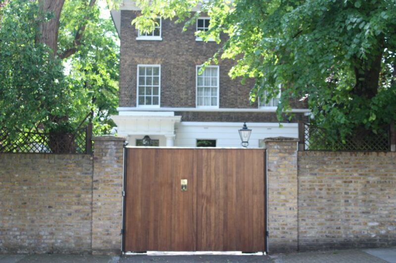London: The Beatles Walking Tour of Marylebone and Abbey Rd - Final Stop: Abbey Road Crossing