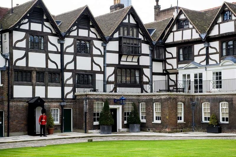 London: Tower of London and Crown Jewels Exhibition Ticket - Medieval palace and the Line of Kings: the history you can walk through