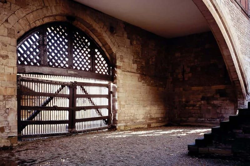 London: Tower of London and Crown Jewels Exhibition Ticket - Yeoman Warder tour: the storytelling piece that makes it memorable