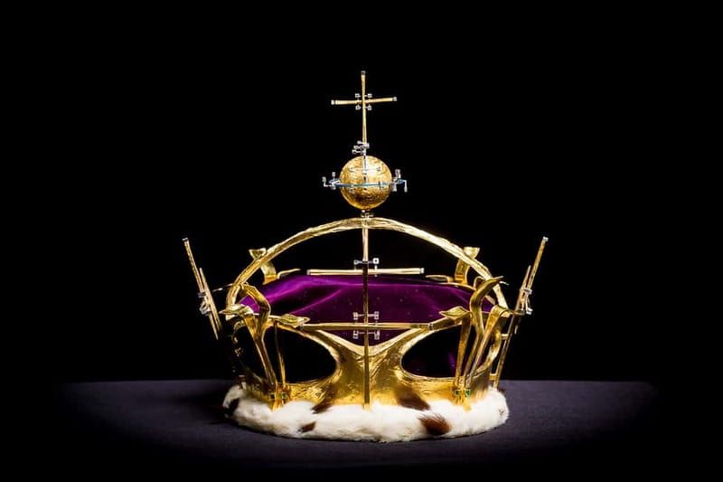 London: Tower of London and Crown Jewels Exhibition Ticket - Beefeater tours: free, useful, and often the best value add