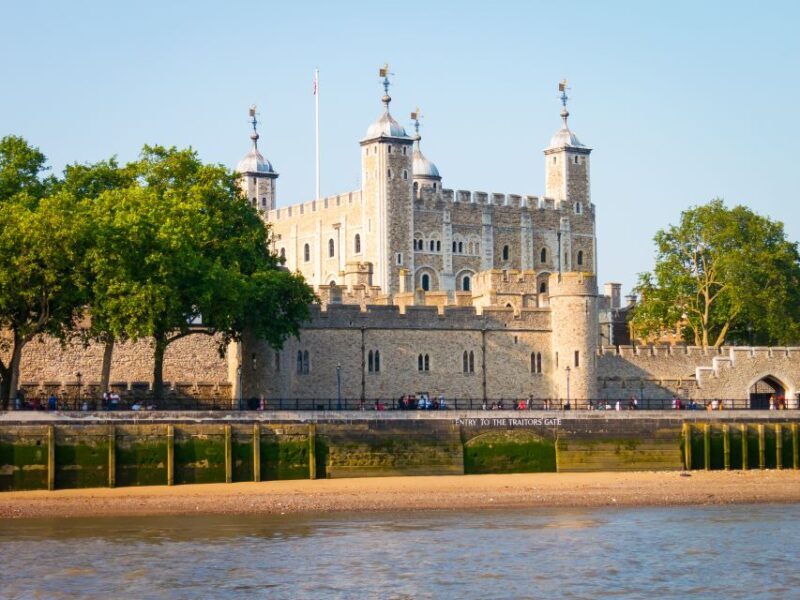 London: Tower of London Guided Tour with Crown Jewels Option - Accessibility and Practical Tips