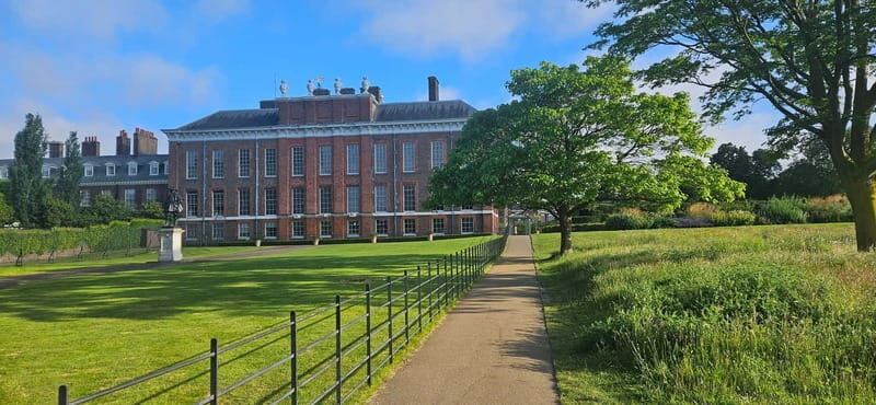 London: VIP Kensington Palace Gardens Tour & Royal High Tea - FAQ
