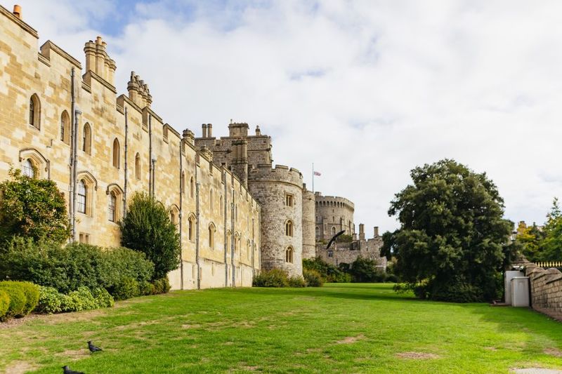 London: Windsor Castle, Stonehenge & Bath Full-Day Tour - Tour Guides and Group Style: How the Best Days Really Happen