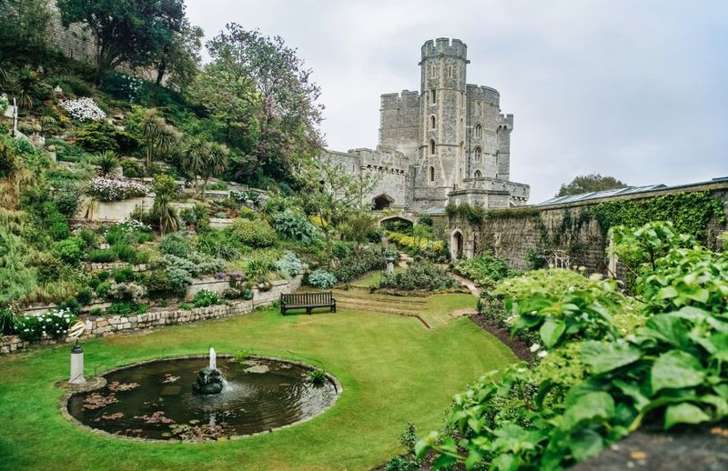 London: Windsor, Stonehenge, Bath, and Roman Baths Day Trip - Food, drink, and that wine-shaped detail you might not expect