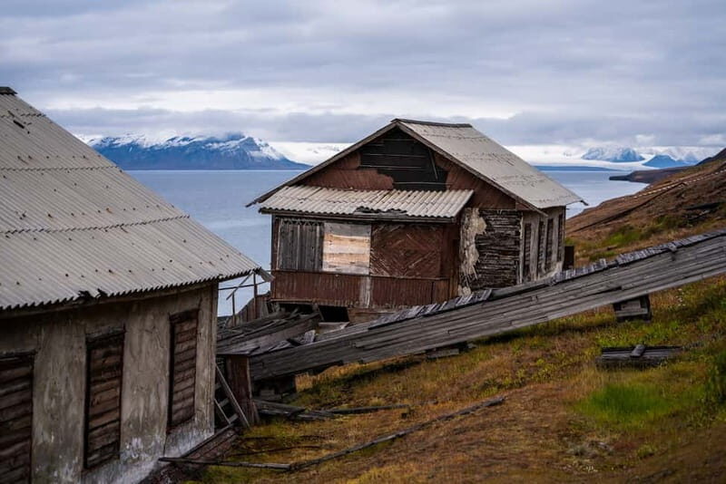 Longyearbyen: Private Guided Walking Tour - The Arctic Environment and Photographic Opportunities