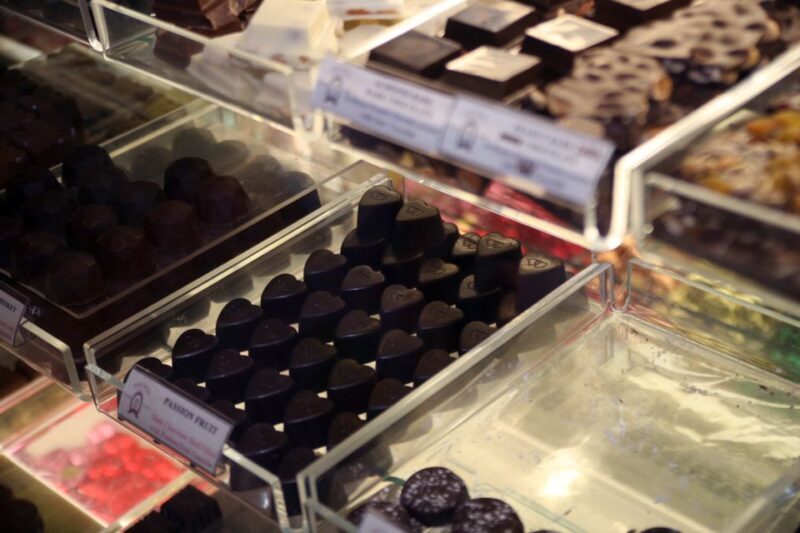 Los Angeles: Old Pasadena Food Tasting Walking Tour - The Atmosphere and Environment