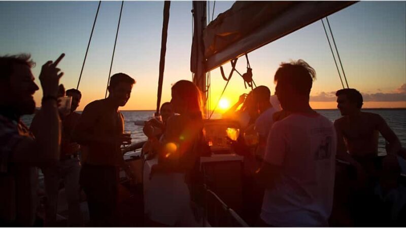 Los Cabos Catamaran: Iconic Sunset Cruise with Drinks & DJ - What is the Los Cabos Catamaran Sunset Cruise all about?