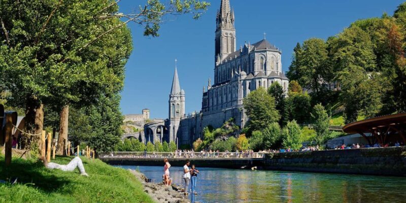 Lourdes: Guided Tour with Transport from Pamplona - Exploring the Lourdes Experience