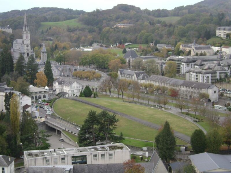 Lourdes: Private Guided Tour in the Sanctuary - Who Should Consider This Tour?