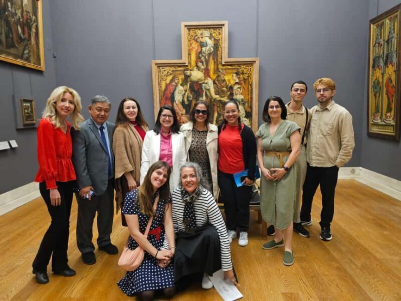 Louvre Museum (Essential)  Masterpieces in 2 hours with a photo shoot - Key Points