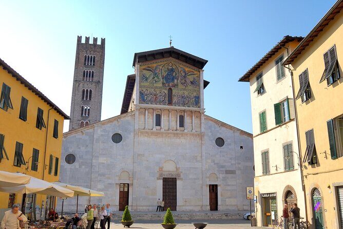 Lucca: walking tour of the city centre and the walls - The Iconic Torre Guinigi and the Duomo di San Martino