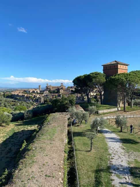 Lucignano: Guided Hike with Fortress Visit - Learning About Local Flora and Fauna