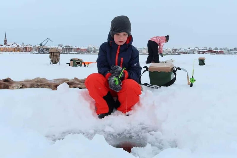 Lulea: Ice Fishing Tour in the heart of the city with Guide - The Experience of Learning and Relaxing
