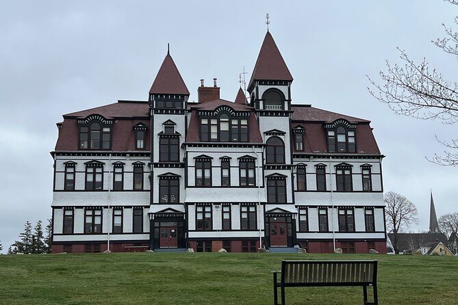 Lunenburg and Mahone Bay 4-Hour Private Escape from Halifax - FAQs