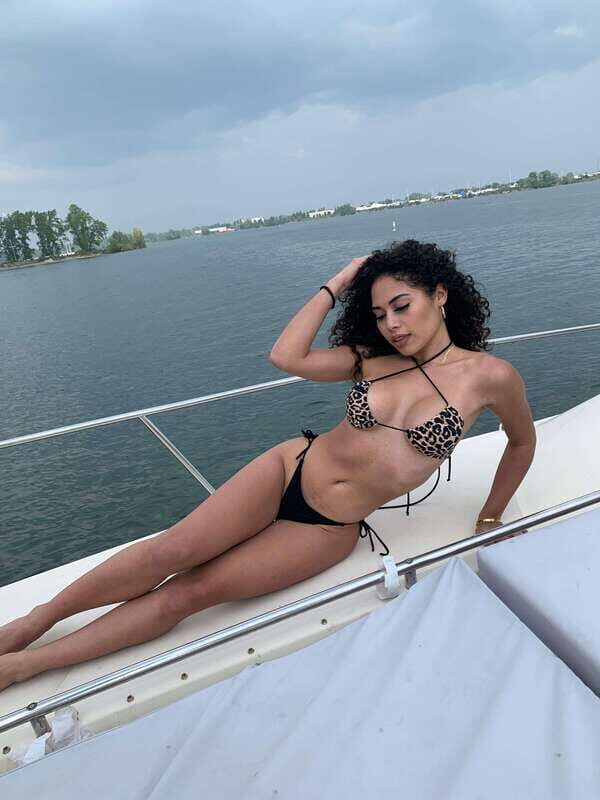 Luxurious 40ft Yacht Charter - The Sum Up