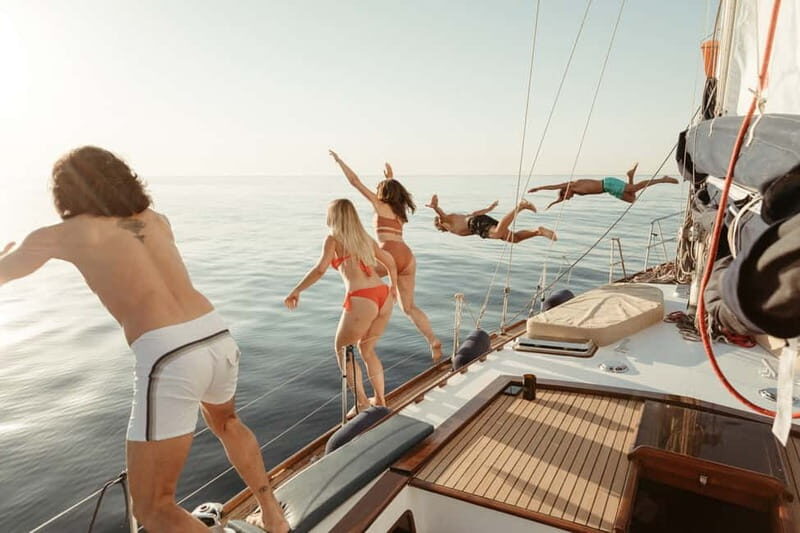 Luxury and exclusive sailing tour with private service - Key Points