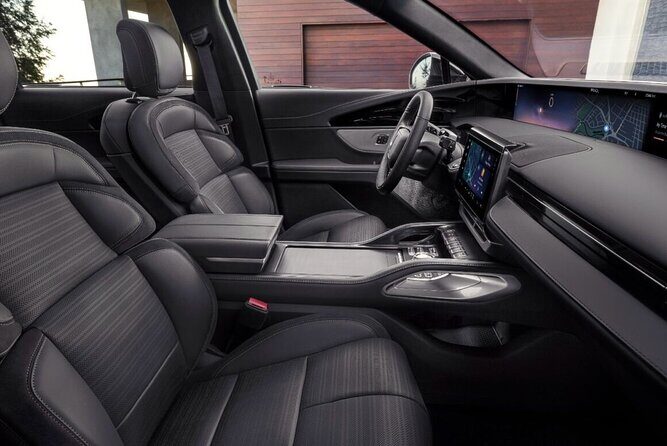 Luxury Sedan O'Hare/Midway Airport (Curbside)  Chicago Ony Way - What to Expect from This Transfer Service