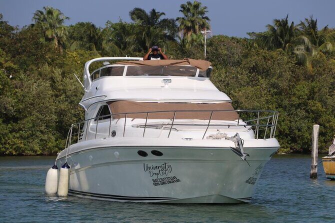 Luxury Yacht in Paradise and snorkel by Isla Mujeres - The Style and Comfort of the Yacht