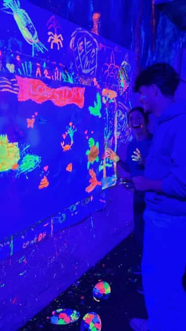 Lyon : Neon painting in an artist's studio - gallery - Introduction