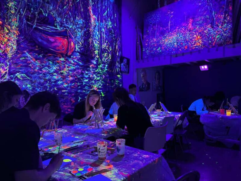 Lyon : Neon painting in an artist's studio - gallery - The Experience Space and Atmosphere
