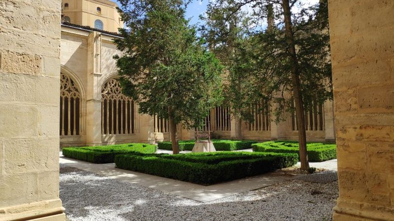 Madrid: Avila and Segovia Day Trip with Tickets to Monuments - Headsets, regrouping, and the pace between Avila and Segovia