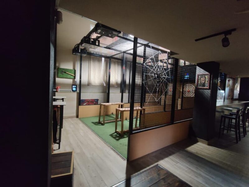 Madrid Center: AXE THROWING - What to Expect at THROW AXES in Madrid