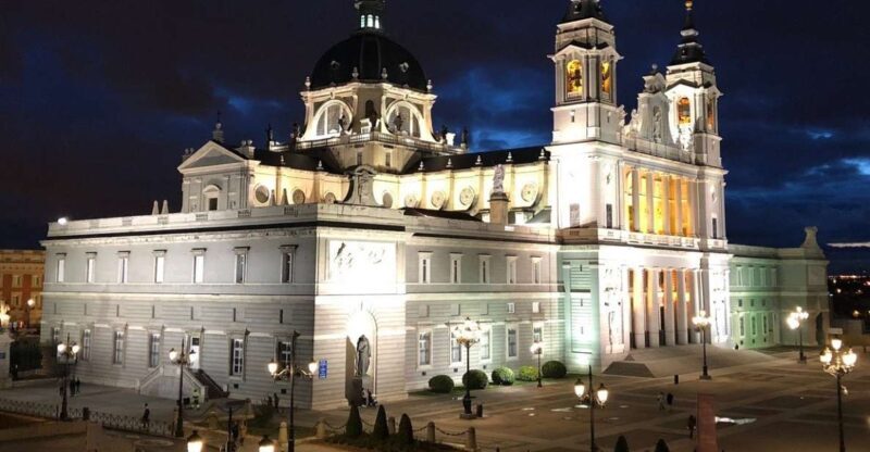 Madrid: Enchanted Evening Walking Tour in Spanish - What to Expect from the Madrid Enchanted Evening Tour