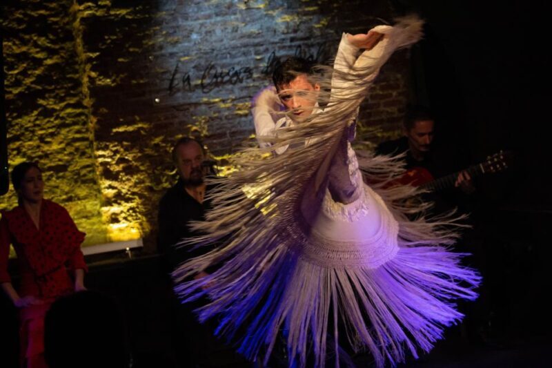Madrid: La Cueva de Lola Flamenco Show Tickets with Drink - The Venue: Atmosphere and Setting