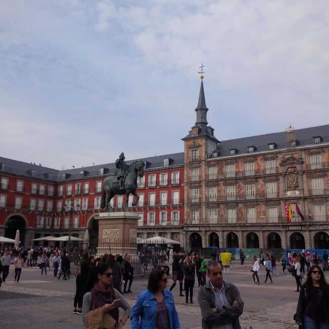 Madrid: La Latina Walking Tour with Tapas and Drink - Guide Quality and Group Dynamics