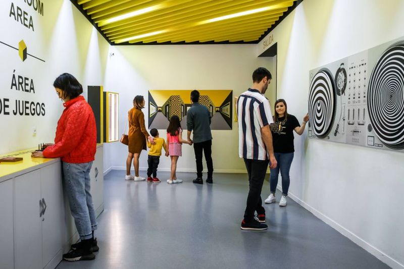 Madrid: Museum of Illusions Ticket - How the timing feels in real life (1 hour vs 35 minutes)