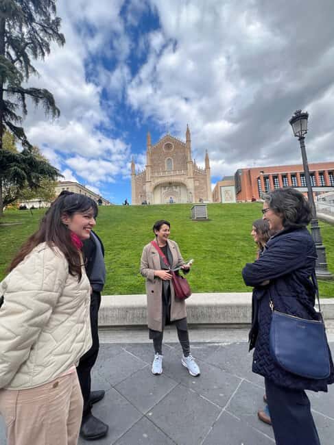 Madrid: Prado Museum Tour with Tapas and Drinks - Exploring the Prado with a Guide