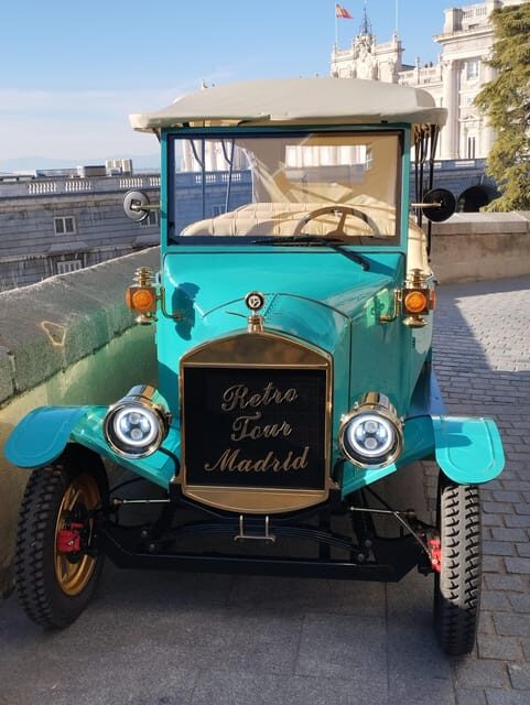 Madrid Retro Tour 120 min, old town, modern Madrid + surprise destination - How is the pace and duration?