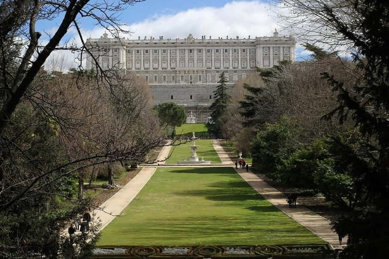 Madrid Retro Tour Madrid- 30 min - The Itinerary: How the 30 Minutes Unfold