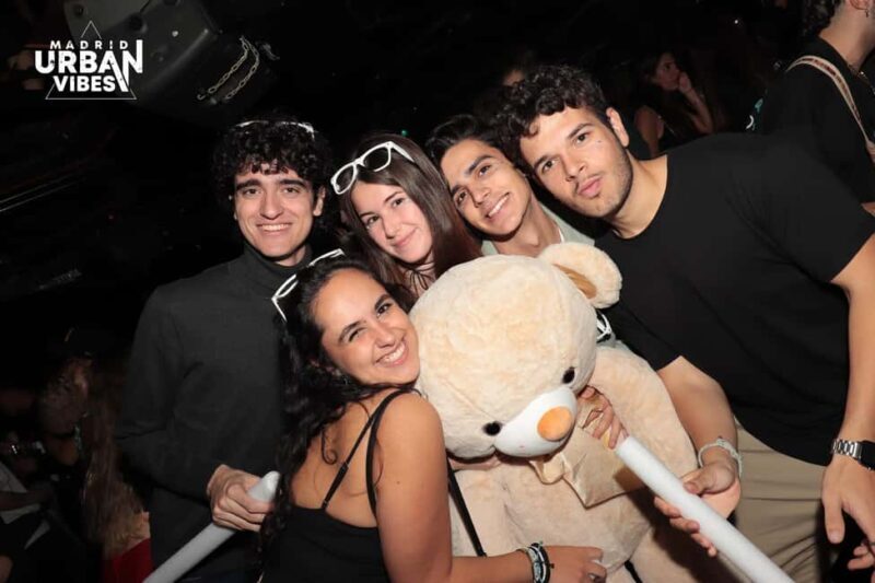 Madrid: Top Pub Crawl with Drinks and Free Nightclub Entry - Key Points