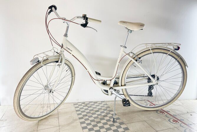 Madrid : Vintage Bikes Rentals with Old Map - Key Points