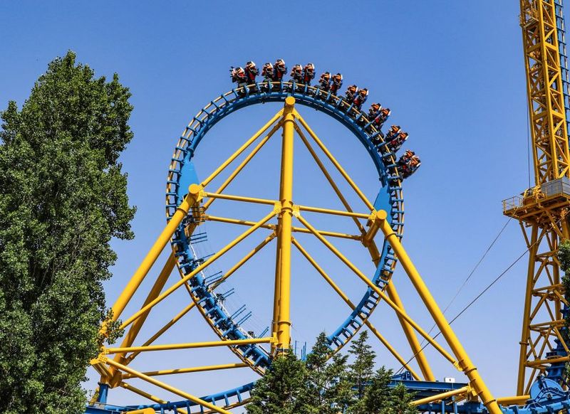 Madrid: Warner Park Entry Ticket - Crazy Police Academy show and the reality of daily programming