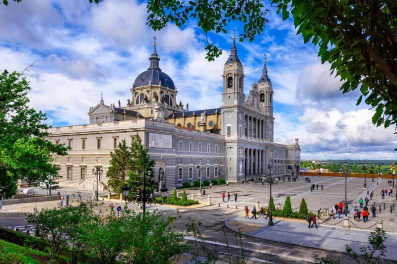 Madrid's Must-Sees + Lunch/Dinner (Private Tour) - Key Points