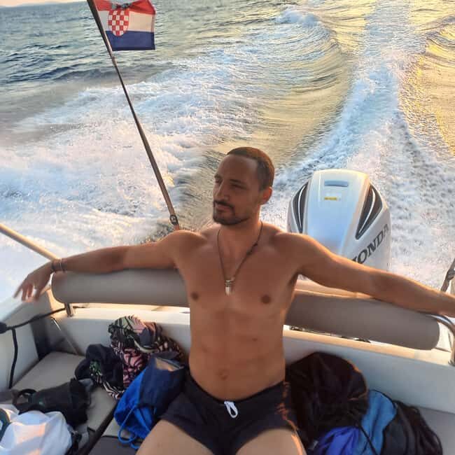 Magnific blue lagoon, speed boat water, wine&towels included - Key Points