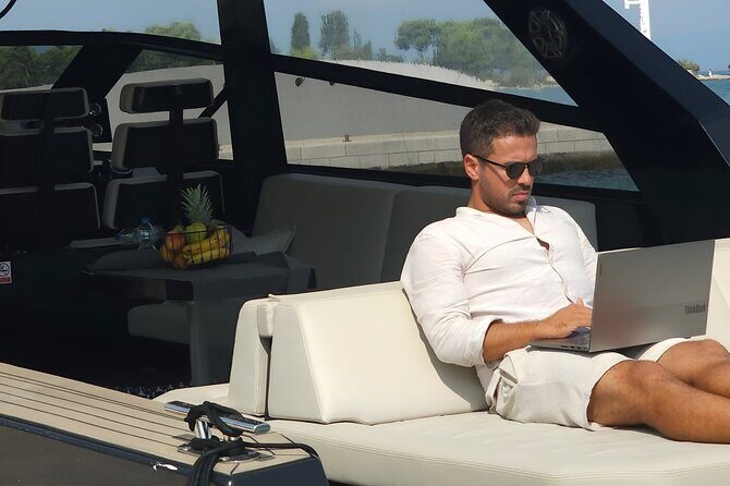 Makarska: 4-Island Speedboat Tour - town Hvar & Pakleni Islands - The Sum Up