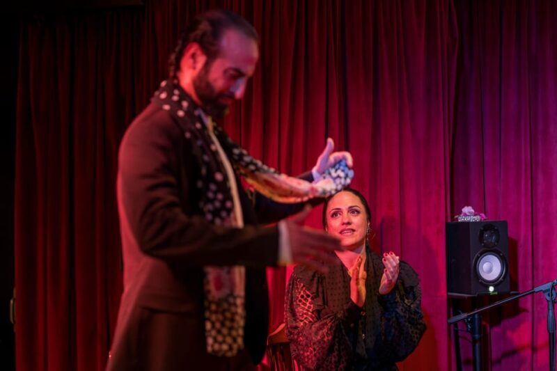 Málaga: Flamenco Course 4pm + 1-Hour Show, 3 Tapas and Drink - FAQs