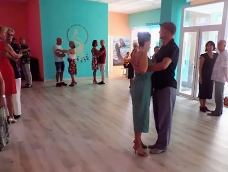 Malaga: Group Argentine Tango Experience + Wine + Mini Show - Key Points
