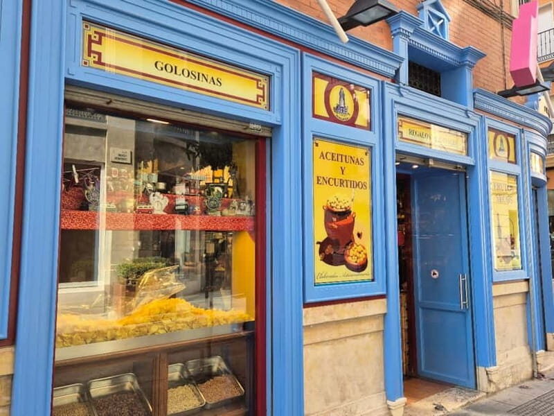 Málaga: Highlights Walking Tour with Drinks and Tapas - Key Points