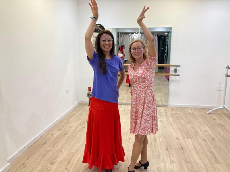 Málaga: Learn to dance flamenco rumba in 45 minutes - What the Experience Looks Like