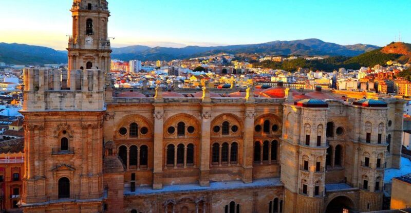 Malaga: Private History & Highlights walking tour - Key Points