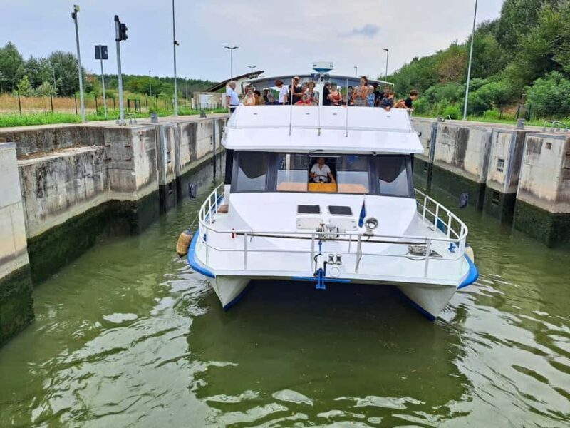 Mantua: Boat trip with a tour guide from the park to the port with the water lift - Exploring the Experience