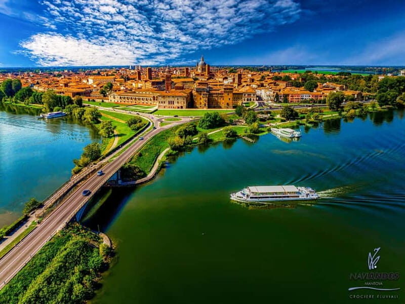 Mantua: Panoramic city navigation + protected oasis + guide on board - Key Points