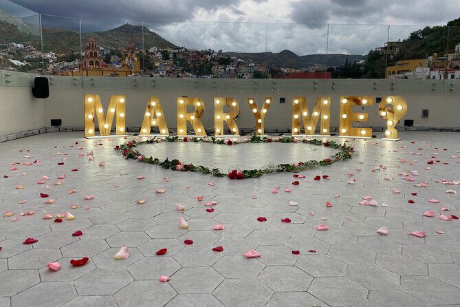 Marriage proposal in Guanajuato. - Key Points