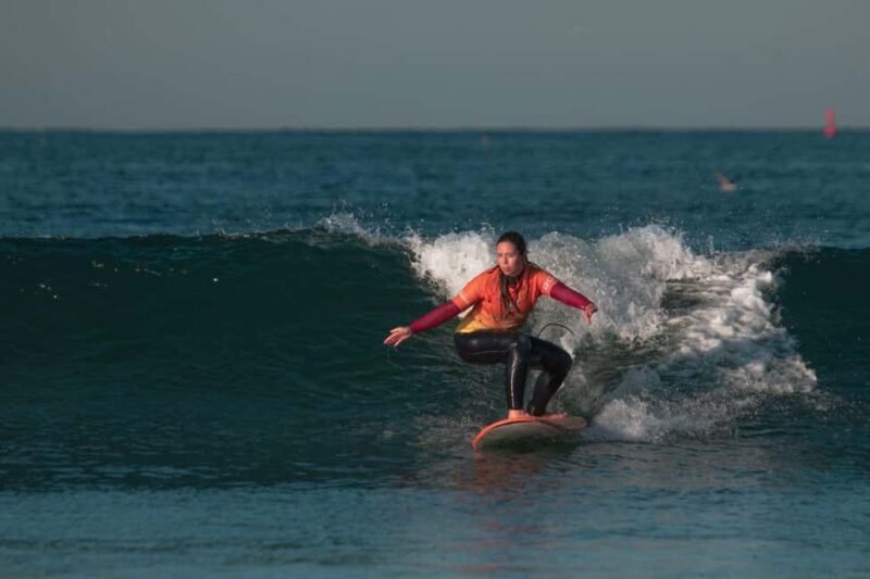 Matosinhos: Surf lesson with instructor. Option for surf lesson and healthy meal - The Sum Up